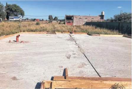  ?? FOTOS: ARCHIVO LA NUEVA. ?? EN CASI todos los terrenos se construyó sólo la platea de las viviendas y las obras nunca continuaro­n.