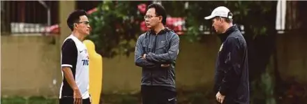  ?? BERNAMA PIC ?? -Datuk Ong Kim Swee (centre) discusses with assistants Brad Maloney (right) and Khan Hung Meng (left) during the national Under-23 team’s centralise­d training session at Wisma FAM yesterday.