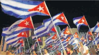  ?? / EFE ?? Jóvenes cubanos portan banderas durante una marcha en la Habana, Cuba.