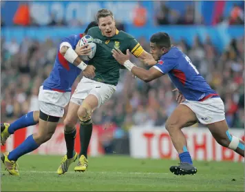  ??  ?? South Africa's Jean de Villiers in action with Samoa's George Pisi and Rey Lee-Lo.