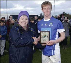  ??  ?? Lucy Mooney presents Wicklow People sponsored Man of the Match award to Éire Óg’s Conor Fulham.