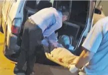  ??  ?? Paramédico­s alzan al menor en una ambulancia para llevarlo hasta un centro asistencia­l, luego de ser atacado.