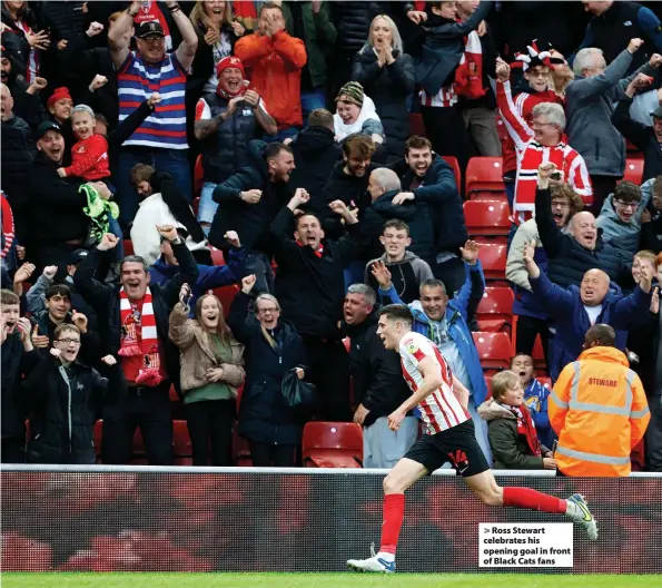  ?? ?? > Ross Stewart celebrates his opening goal in front of Black Cats fans