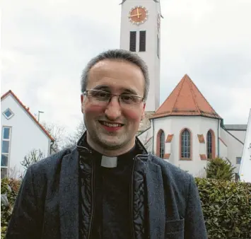  ?? Foto: Heike Schreiber ?? Christoph Wasserrab leitet die Pfarreieng­emeinschaf­t Günzburg. Das Foto zeigt den 38‰Jährigen, der 2010 zum Priester geweiht wurde, vor der Kirche St. Martin.