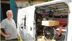  ?? Foto: Martin Golling ?? Mit diesem Service Wagen hält Klaus Peter Schieschke die Fahrradflo­tte der Logistic Mail Factory instand.