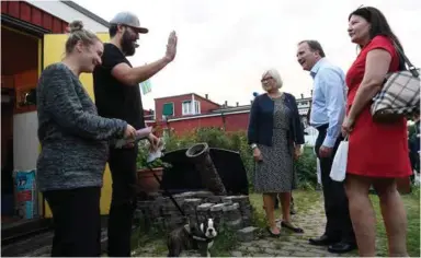  ?? FOTO: TT / NTB SCANPIX ?? Hannah og Stefan Thyr åpner når statsminis­ter Stefan Löfven med ektefelle Ulla Löfven banker på døra i Enköping.