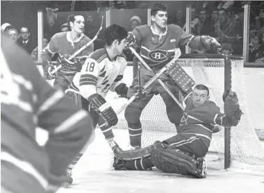  ?? MONTREAL STAR/GAZETTE FILES ?? Veteran goaler Lorne “Gump” Worsley is at his acrobatic best as he catches the puck in mid-flight.