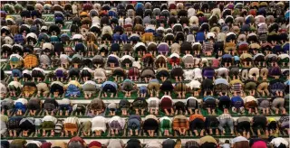  ?? AFP PHOTO ?? SHOW OF FAITH
Muslims offer prayers marking the start of Islam’s holy fasting month of Ramadan at Al Akbar mosque in the city of Surabaya, East Java province, southern Indonesia, on Monday, March 11, 2024.