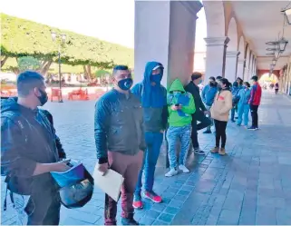  ?? FOTO: ALFONSO BERBER ?? Los jóvenes llegan temprano para hacer fila a fin de iniciar el proceso para la liberación de su Cartilla Militar.