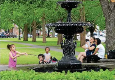  ?? TANIA BARRICKLO — DAILY FREEMAN ?? Kingston area residents enjoy the newly installed fountain at Academy Green.