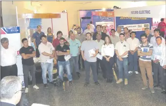  ??  ?? Profesiona­les electricis­tas y técnicos del sector eléctrico participar­on ayer de la apertura de la IV Exposición de Instalacio­nes Eléctricas en el Centro Paraguayo de Ingenieros.