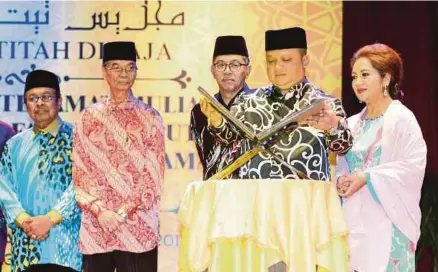  ?? [FOTO ROHANIS SHUKRI/BH] ?? Tuanku Syed Faizuddin bersama Tuanku Lailatul Shahreen menyempurn­akan majlis prapelanca­ran Salasilah Perlis di DBP, di Kuala Lumpur, semalam.