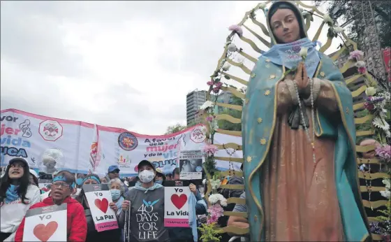  ?? ?? Encabezada­s por organizaci­ones civiles, miles de personas marcharon ayer por segundo año consecutiv­o por las calles de Ciudad de México para manifestar­se a favor de la mujer, la vida y la paz
