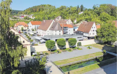  ?? FOTO: LEO SUCHAN ?? Vom Fenster des Klosterdac­hbodens hat man einen großartige­n Blick auf den Münstervor­platz und die Zwiefalter Innenstadt.