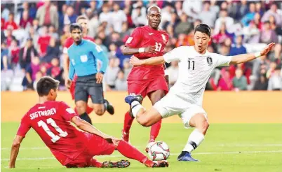 ??  ?? PENYERANG Korea Selatan Hee-Chan Hwang (kanan) melepaskan rembatan walaupun cuba dihalang oleh pemain pertahanan Kyrgyzstan sewaktu pertemuan kedua-dua pasukan dalam saingan peringkat Kumpulan C kejohanan AFC Piala Asia 2019 di Stadium Hazza bin Zayed, Abu Dhabi pada Jumaat.