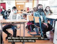  ??  ?? Mit Maske im Klassenzim­mer – für viele Kinder ist das Alltag.