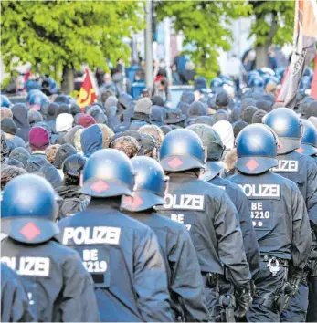  ?? FOTO: RALF HIRSCHBERG­ER/DPA ?? Die gegenseiti­ge Unterstütz­ung der Länder in der Polizeiarb­eit hat in Deutschlan­d eine lange Tradition, etwa bei den Demonstrat­ionen am 1. Mai in Berlin. Nach der Einführung des Antidiskri­minierungs­gesetzes durch das Land Berlin droht Bayern damit, keine Polizisten mehr im Zuge der Amtshilfe in die Hauptstadt zu entsenden.