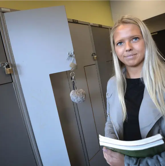  ??  ?? MÅNGA BOLLAR I LUFTEN. Andrea Envall kombinerar spel med Warberg i högsta innebandyl­igan med studier på PS ekonomipro­gram.