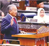  ??  ?? Mahathir being sworn in as the oldest MP in Malaysian history.