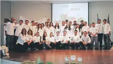  ??  ?? El chef Daniel O’conors junto al equipo de estudiante­s de la licenciatu­ra de Gastronomí­a, Nutrición, Hospitalid­ad y Turismo.