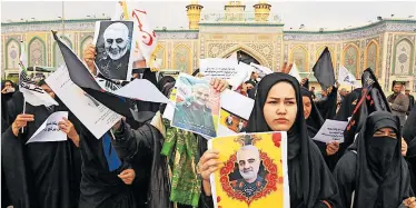  ?? AFP ?? Frauen in Bagdad trauerten am Samstag um den getöteten iranischen General Qasem Soleimani.
