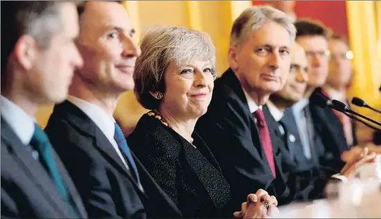  ?? WPA POOL / GETTY ?? Jeremy Hunt, sentado a la derecha de Theresa May; a su izquierda, Philipp Hamond