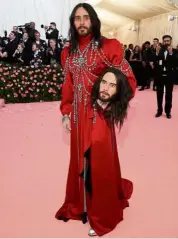  ??  ?? Jared Leto caused a commotion by showing up with a severed head. The red gown and body jewellery he wore made quite a statement, but somehow they didn’t matter, eclipsed by what he carried in his arms.