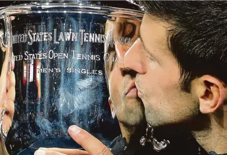 ?? Foto: Getty Images ?? Poslední grandslam Novak Djokovič se v New Yorku mazlí s trofejí pro vítěze US Open. Předtím tam vyhrál i v letech 2011 a 2015.