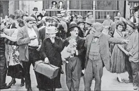 ?? Hulton Archive Getty Images ?? IN 1918’s “A Dog’s Life,” Charlie Chaplin, center; Granville Redmond, front right.
