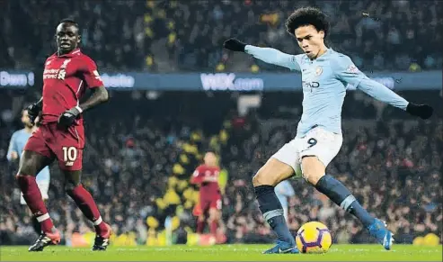  ?? SHAUN BOTTERILL / GETTY ?? Con este duro remate marcó Sané el gol del triunfo del Manchester City ante el Liverpool