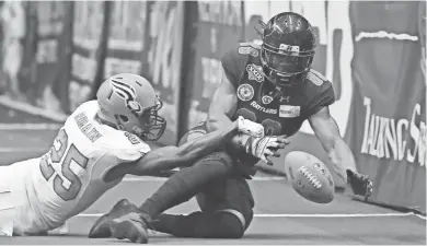  ?? PATRICK BREEN/AZCENTRAL SPORTS ?? The Soul's James Romain (25) knocks a pass from the Rattlers' Anthony Amos during Friday’s Arena Bowl XXIX at Gila River Arena.