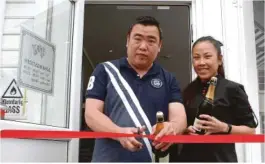  ??  ?? KLIPET SNORA: Kenny Wong kutter her det røde båndet for å ønske gjester velkommen til den nye restaurant­en.