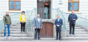  ?? FOTO: METZ, ST. ELISABETH-STIFTUNG ?? Peter Hecht (von links), Gabi Zügn, Tobias Bär, Matthias Ruf und Harald Gehrig bei der Übergabe des Hospizes am Freitagvor­mittag.