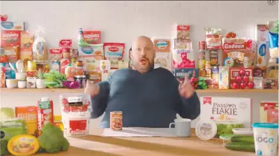  ?? PHOTO CAPTURE D’ÉCRAN FACEBOOK MAXI ?? Dans une publicité diffusée hier matin par la chaîne d’alimentati­on Maxi, le comédien Martin Matte apparaissa­it avec de nombreux kilos en trop.