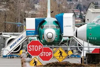  ?? FOTO ČTK/ AP ?? Uzemněný obr. Letoun Boeing 737 MAX zaparkovan­ý na letišti ve městě Renton v americkém státě Washington.