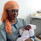  ??  ?? Prima nata Mamma Bigue Diouf, senegalese di 34 anni, e la piccola Farmata