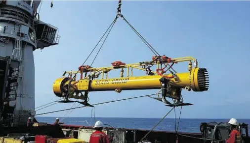  ??  ?? TROUBLE-SHOOTING: A subsea flangeless launcher is deployed as Stats Group responds to the pipeline crisis in the South China Sea