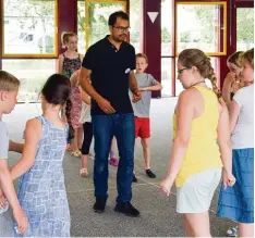  ?? Foto: Uwe Bolten ?? Der Pädagoge Erkan Serol unterstütz­t die Gruppen bei der Choreograf­ie über ein ko reanisches Gedicht.