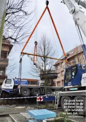  ??  ?? De grote kraan kantelde en de 47 meter lange
arm belandde op een dak.