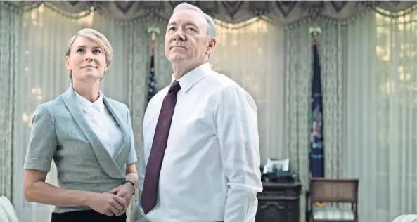  ??  ?? El matrimonio presidenci­al, Frank y Claire Underwood, decide inventar una guerra para desviar la atención de los escándalos personales que podrían afectar su carrera hacia la reelección.