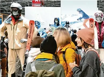  ?? Foto: Felix Hörhager, dpa ?? Wie kann die Sportartik­elbranche umweltfreu­ndlicher werden? Viele Hersteller setzen auf neue Materialie­n, wie auf der Ispo in München zu beobachten ist.