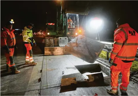  ?? Foto: Marcus Merk ?? Zuerst mussten die beschädigt­en Stücke aus der Autobahn geschnitte­n und herausgeho­ben werden, bevor im Bereich der Anschlusss­telle Burgau neue, vorgeferti­gte Fahrbahnpl­atten montiert werden konnten. Brände wie im Juni bei Jettingen-Scheppach hatten an mehreren Stellen Schäden verursacht.