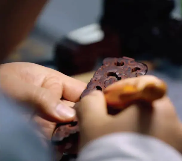  ??  ?? December 2, 2017: A staff member of the “Relic Hospital,” a state-of-art conservati­on center at the Palace Museum, is repairing a piece of cultural relic. VCG