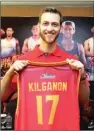  ??  ?? DIKA KAWENGIAN/JAWA POS MOMEN LANGKA: Jordan Kilganon ber janji puaskan publik basket Surabaya dengan aksi-aksinya.
