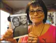  ?? DAN HONDA — STAFF PHOTOGRAPH­ER ?? Sylvia Alvarez holds photo of herself with late husband Salvador, from 1966.