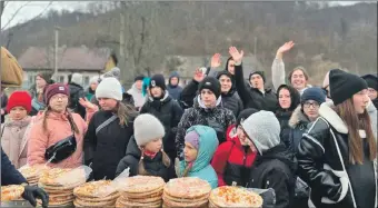  ?? ?? The crowd waiting for pizza after Siobhan’s Trust volunteers arrived unannounce­d with their mobile kitchen.