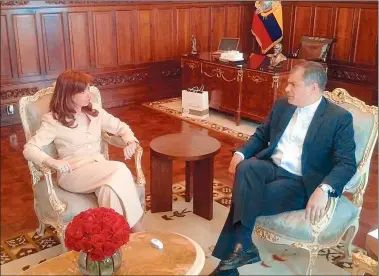  ?? TWITTER ?? CERCANOS. Correa recibió con honores a la ex presidenta en Quito, donde estuvo tres días.