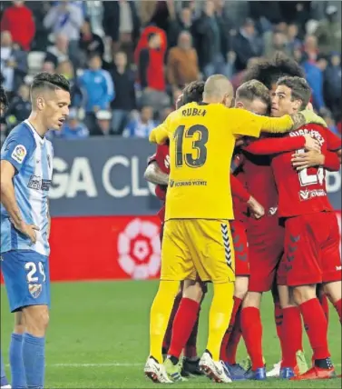  ??  ?? SE ESCAPA. Osasuna continúa en un gran momento de forma y va lanzado hacia Primera División.