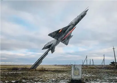  ?? MHNISTOPHE­N OMMHIMONE / BLOOMBENG ?? Monumento a las fuerzas aéreas soviéticas de la Segunda Guerra Mundial en Jersón, Ucrania