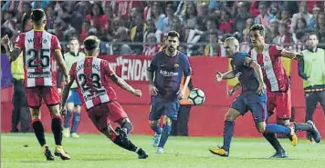  ?? FOTO: PEP MORATA ?? Pablo Maffeo estuvo todo el partido al lado de Messi, siempre pendiente de lo que hacía el argentino